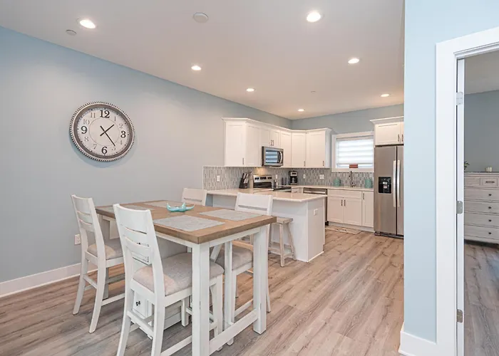 Modern Beachside Townhome With Ocean Views - Steps To The Sand! *