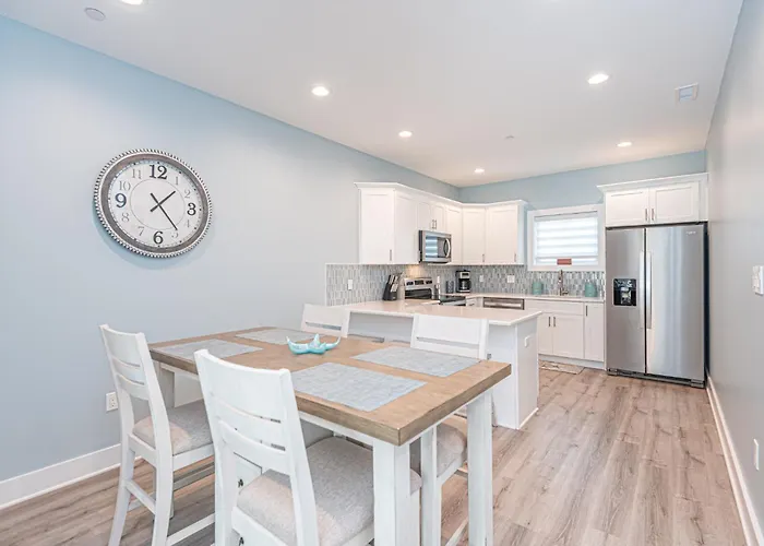 Modern Beachside Townhome With Ocean Views - Steps To The Sand! *