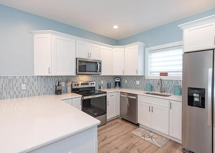 Modern Beachside Townhome With Ocean Views - Steps To The Sand! *