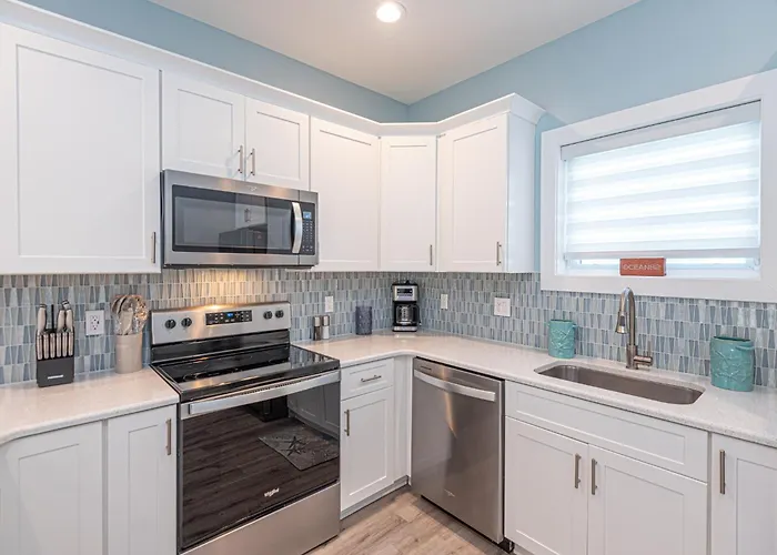 Modern Beachside Townhome With Ocean Views - Steps To The Sand! Holiday home *