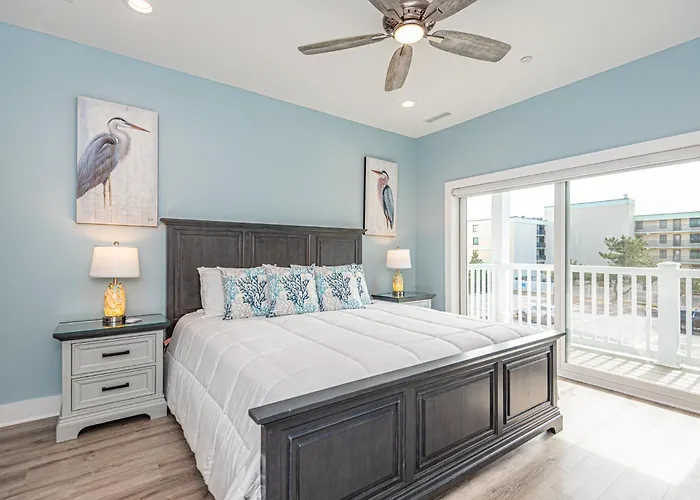 Modern Beachside Townhome With Ocean Views - Steps To The Sand! Holiday home