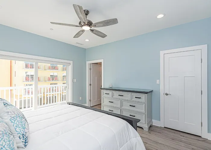 Modern Beachside Townhome With Ocean Views - Steps To The Sand! Holiday home *