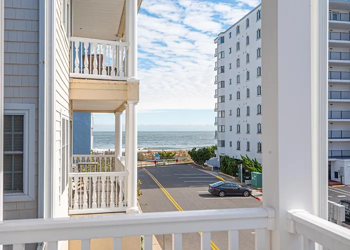 Modern Beachside Townhome With Ocean Views - Steps To The Sand! *