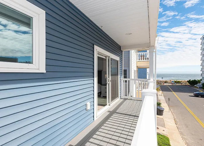 Modern Beachside Townhome With Ocean Views - Steps To The Sand! Holiday home