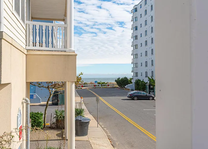 Modern Beachside Townhome With Ocean Views - Steps To The Sand! *