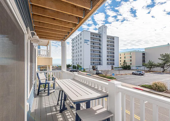 Modern Beachside Townhome With Ocean Views - Steps To The Sand! Holiday home