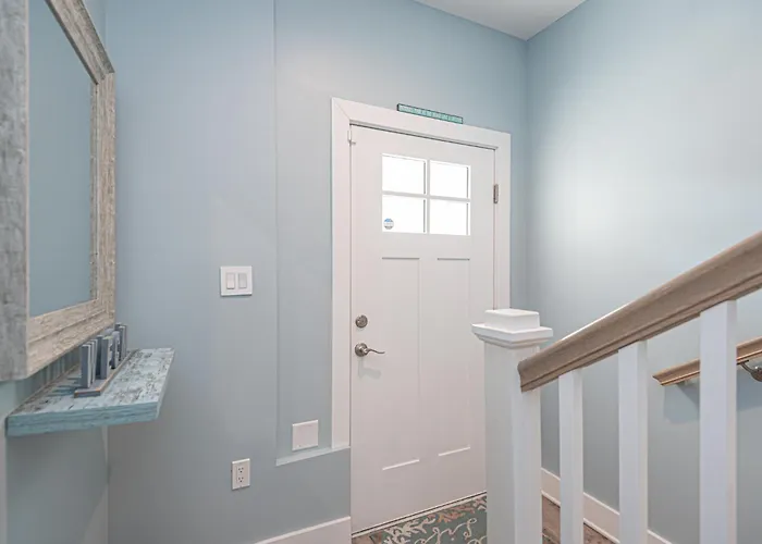Modern Beachside Townhome With Ocean Views - Steps To The Sand!
