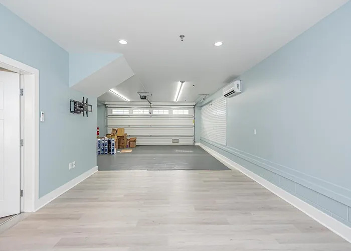 Modern Beachside Townhome With Ocean Views - Steps To The Sand! Holiday home