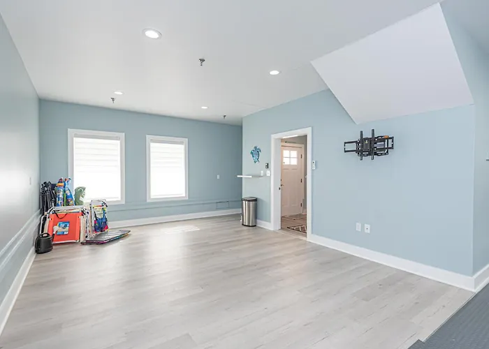 Modern Beachside Townhome With Ocean Views - Steps To The Sand! *