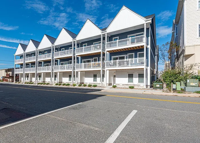 Modern Beachside Townhome With Ocean Views - Steps To The Sand! Holiday home *
